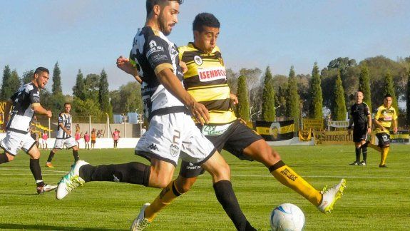 Medina, el capitán de Cipo, tuvo intenso trabajo ante un Deportivo Madryn que atacó mucho para dar vuelta la serie.