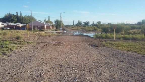 Bronca: se rompió un caño y viven con una laguna en medio de la calle