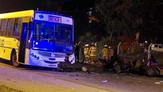 Un hombre murió al chocar con un poste de luz en la Bustillo