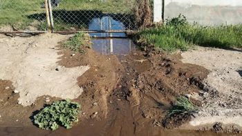 dvn: reclaman por una filtracion de agua maloliente dvn: reclaman por una filtracion de agua maloliente