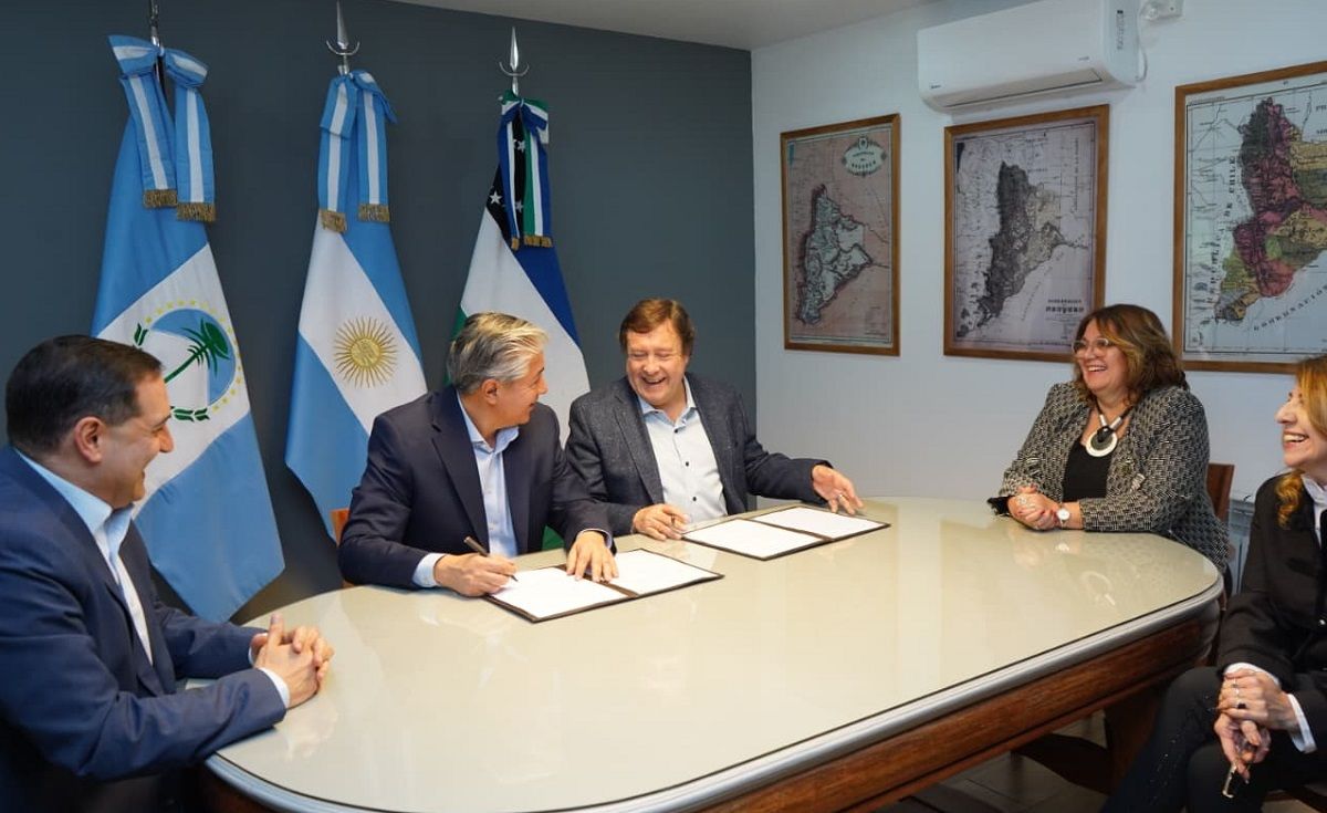 Rolando Figueroa y Alberto Weretilneck firmaron un acuerdo de cooperación para fortalecer la gestión pública y el análisis de incendios forestales. Foto: Gentileza.