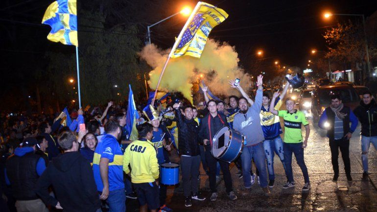 Los hinchas de Boca coparon la calle a puro festejo