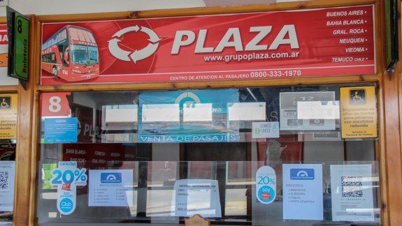 En las boleterías del Grupo Plaza en la terminal de Cipolletti no hay nadie que brinde respuestas. Aconsejan llamar al 0800-333-1970 por cualquier duda.