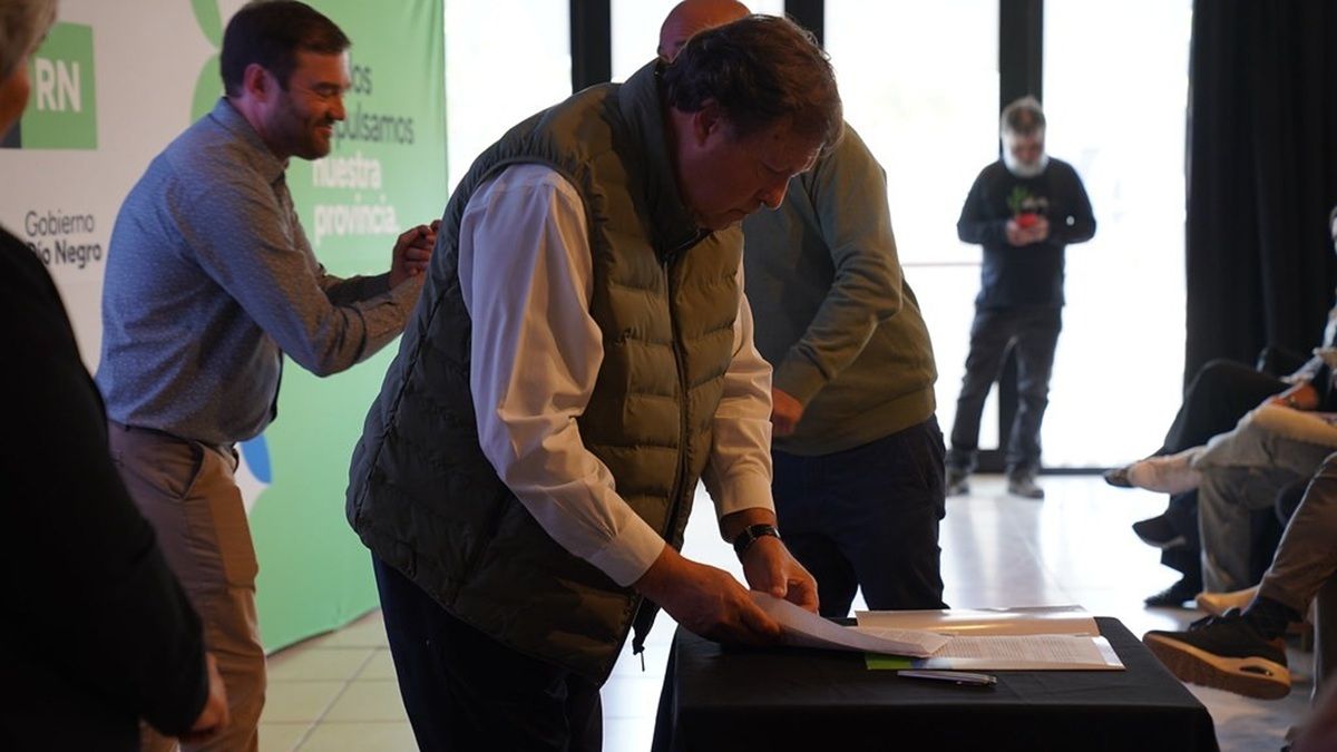 El gobernador de Río Negro formó parte de la apertura de sobres en Cipolletti. Foto: Gentileza.
