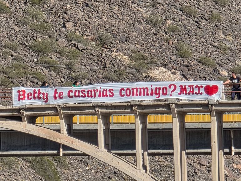 Bombero voluntario sorprendió a su novia con una propuesta de matrimonio en un puente