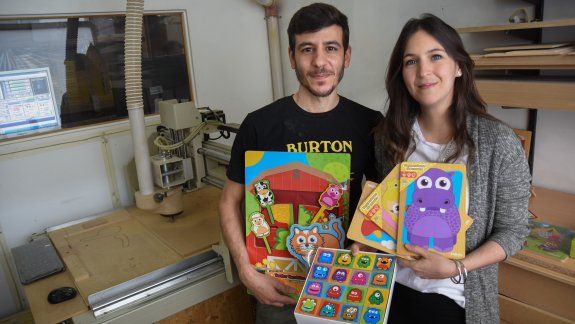 Una pareja que hace jugar y divertirse a los más chicos