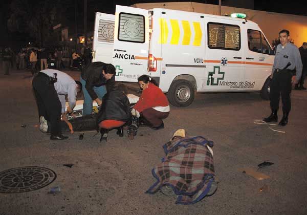 Dos motociclistas heridos tras choque con un auto