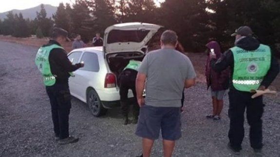 En un control de rutina les encontraron marihuana y costosos objetos robados