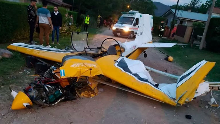 Una avioneta se estrelló contra una calle: hay tres heridos
