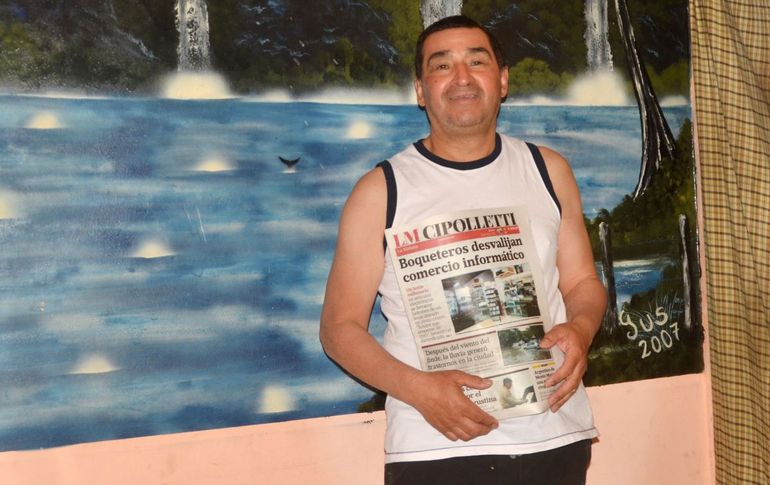 El popular canillita posa para la foto de LMC