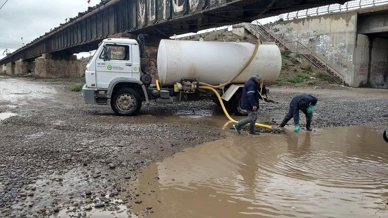 Tras la lluvia, la Muni salió a arreglar las calles