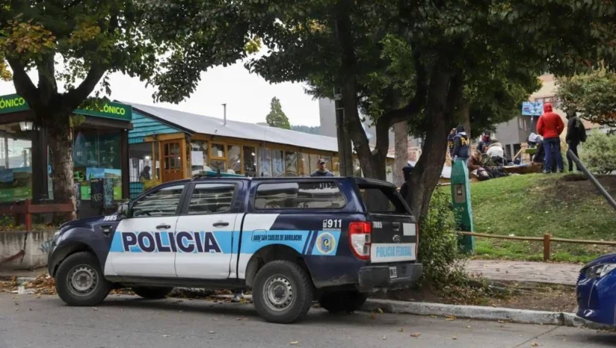El suceso ocurrió en horas del mediodía, cuando los visitantes estacionaron el vehículo en el que se movilizaban para ingresar a comer.&nbsp;