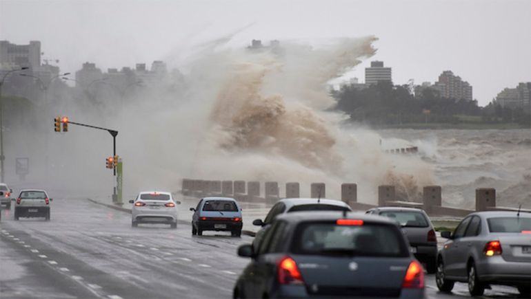 Un ciclón subtropical en la costa uruguaya dejó un muerto