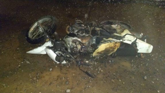 Robo desató la furia de los vecinos: quemaron la moto de un ladrón