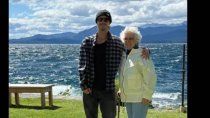 Un joven viajó con su abuela a Bariloche y las postales del viaje se volvieron virales.