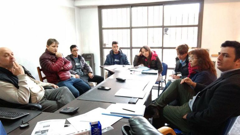 El delegado Juan Durán junto a jóvenes que participan en la propuesta.