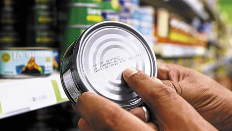 Un supermercado de Neuquén fue multado por exhibir productos vencidos.