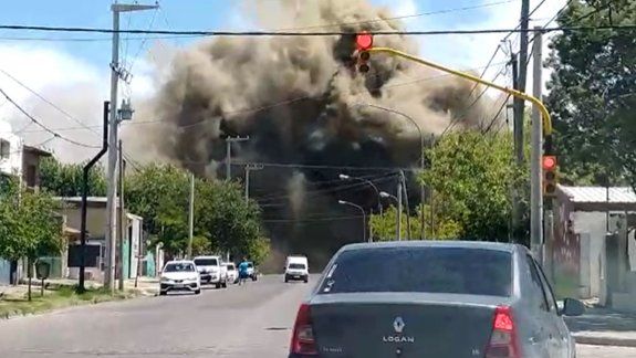 Impresionante incendio generó pánico en Neuquén