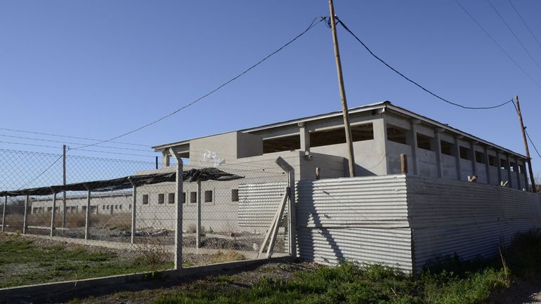 Las proyecciones oficiales de la provincia, establecían que para 2026, el edificio quedaría inaugurado. Sin embargo, no hubo avances de la obra que continúa en pausa.