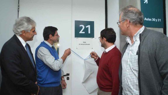La sede universitaria bautizó Herman Schroeder una de sus aulas, a modo de homenaje a su trayectoria.