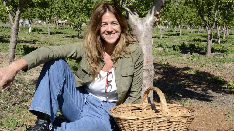 Virginia, la cara visible de Nogallia, en la chacra familiar. Fabrican frutos secos y son sede de numerosos eventos gastronómicos, además de recibir turismo.