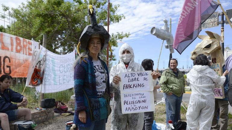 Advierten sobre la contaminación del agua si se sigue avanzando con las operaciones petroleras en la zona. Advierten sobre la contaminación del agua si se sigue avanzando con las operaciones petroleras en la zona.