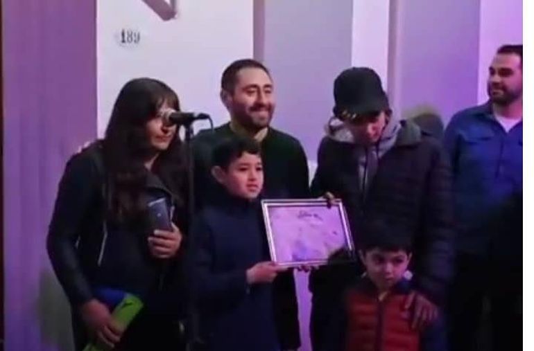 El intendente Román le entregó un reconocimiento al guerrero de la vida, el héroe de la tragedia. El intendente Román le entregó un reconocimiento al guerrero de la vida, el héroe de la tragedia.