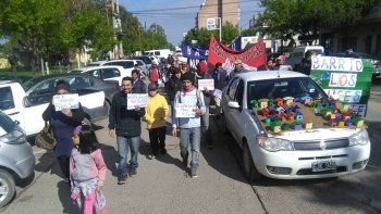 Los vecinos de la toma marcharon al Centro Cultural, lugar de la audiencia, junto con organizaciones sociales.