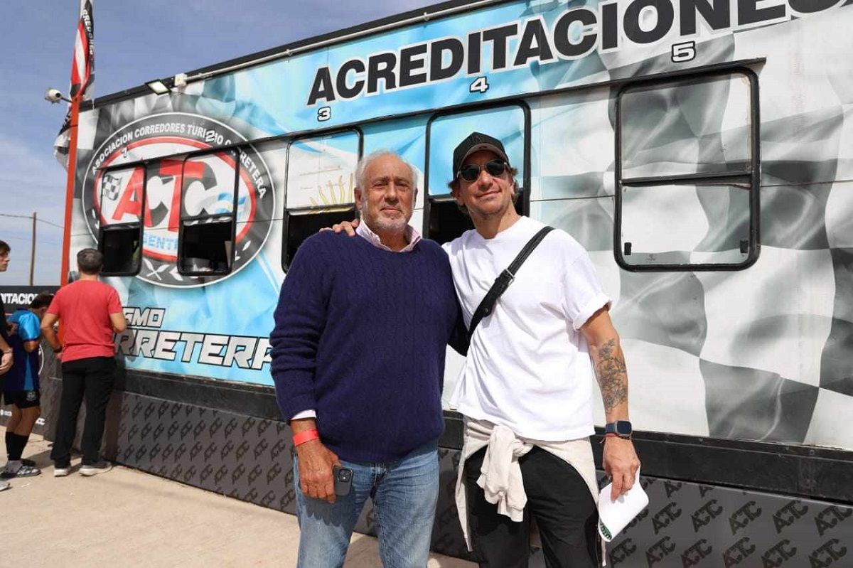 Nico Vázquez y Gustavo Yankelevich en el sector de acreditaciones del circuito neuquino. Foto: Omar Novoa&nbsp;