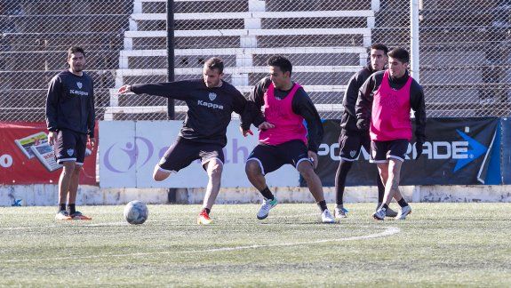 Vilce y Molina disputan el balón y mañana serían parte del once.