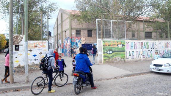 Cruces por los cargos docentes en el CEM 147 del Anai Mapu