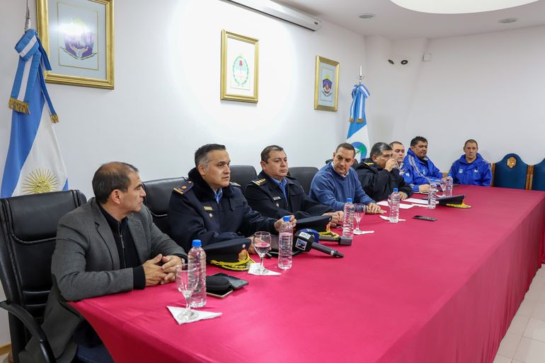 Los jefes policiales se encargaron de dar los detalles de los allanamientos por el asalto comando en Villa La Angostura.