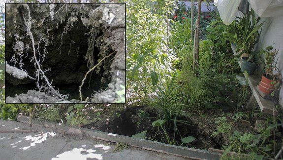 Apareció un profundo cráter en el patio de su casa y viven con miedo