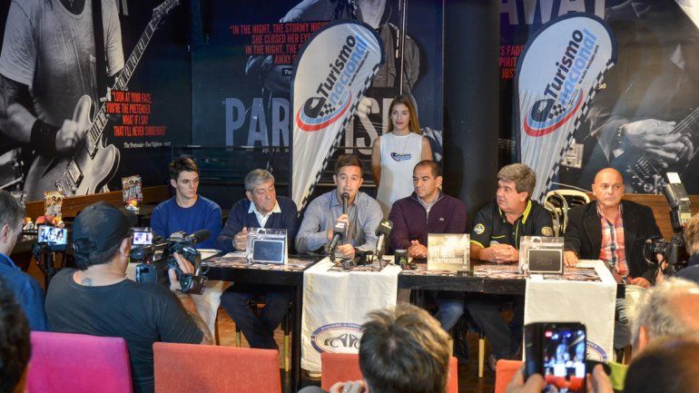 En una céntrica confitería neuquina se celebró la conferencia de prensa.