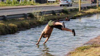 En Cipolletti está prohibido bañarse en los canales de riego de la ciudad.