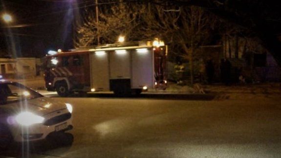 Policías rescataron a una mujer en un principio de incendio 