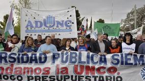 Sigue la lucha por el cumplimiento de la Ley de Financiamiento Universitario y mejores salarios en la UNCo. El gremio docente ADUNC, como parte de la CONADU Histórica, concretará un paro desde este martes hasta el sábado. Rechazaron acuerdo. | LMCipolletti.com Sigue la lucha por el cumplimiento de la Ley de Financiamiento Universitario y mejores salarios en la UNCo. El gremio docente ADUNC, como parte de la CONADU Histórica, concretará un paro desde este martes hasta el sábado. Rechazaron acuerdo.
