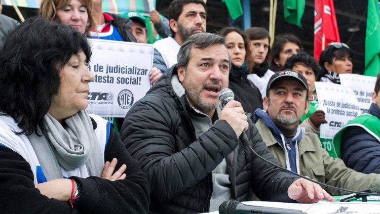 Aguiar brindó una conferencia de prensa ayer en los puentes carreteros.