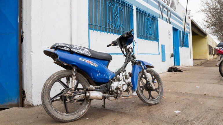 Iban en una moto robada y terminaron en el calabozo