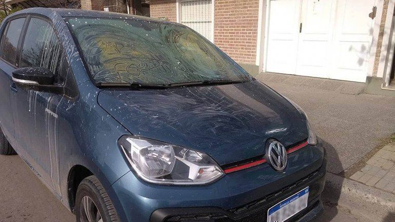 Día de furia: cansada de que estacionen en su garaje, le llenó el auto con engrudo