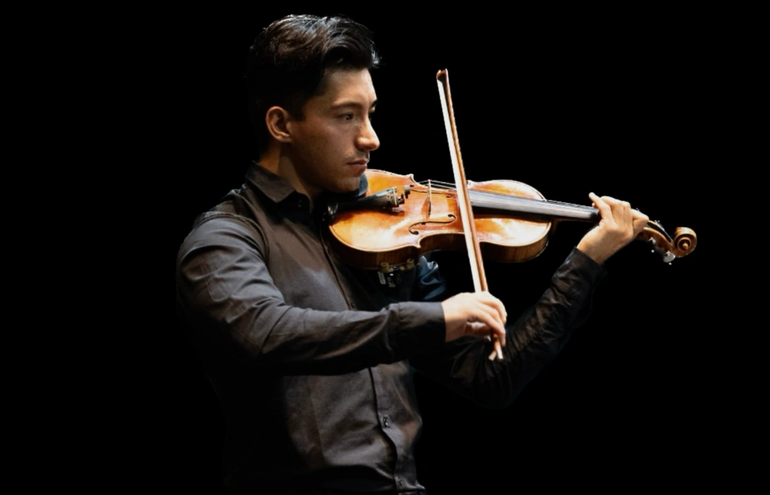 Aron Vera estudió en el Instituto Universitario Patagónico de las Artes IUPA en General Roca.