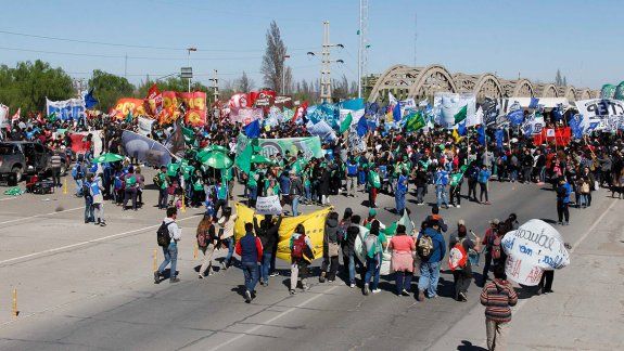 10 mil personas coparon el puente en defensa de las universidades