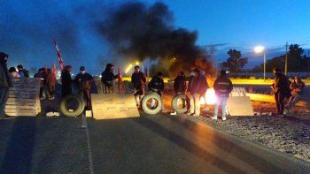 trabajadores de zanon bloquean ruta 7 porque les cortaron la luz trabajadores de zanon bloquean ruta 7 porque les cortaron la luz