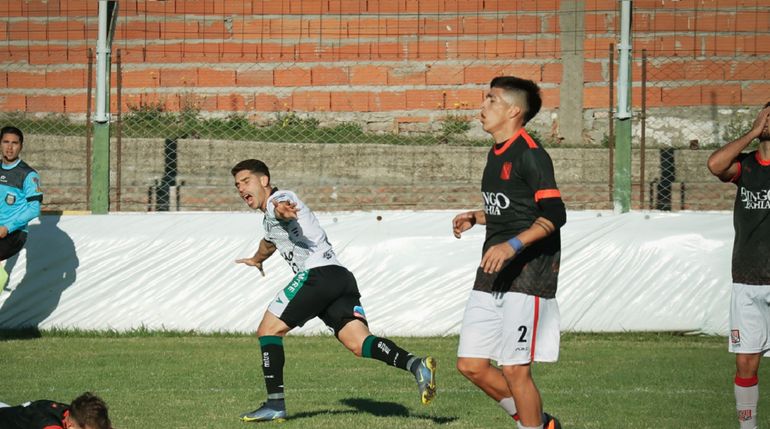 El gesto de los jugadores de Sansinena en la derrota contra Villa Mitre del lunes pasado. 
