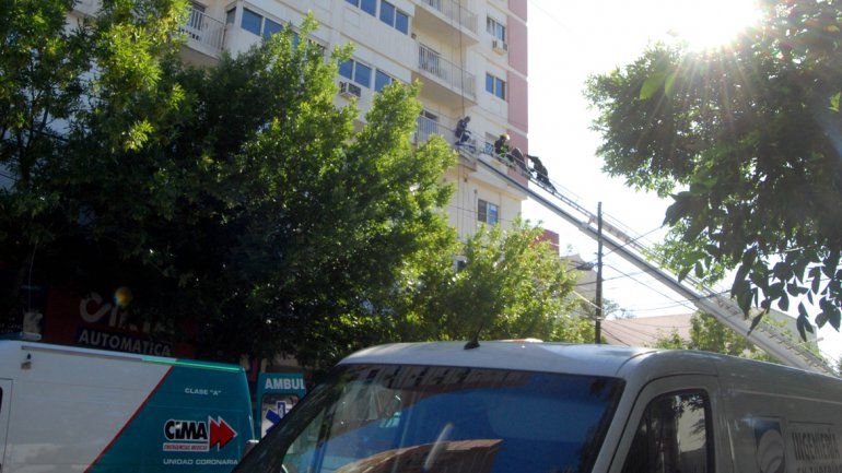 Los bomberos se treparon al edificio municipal para hacer rescates.