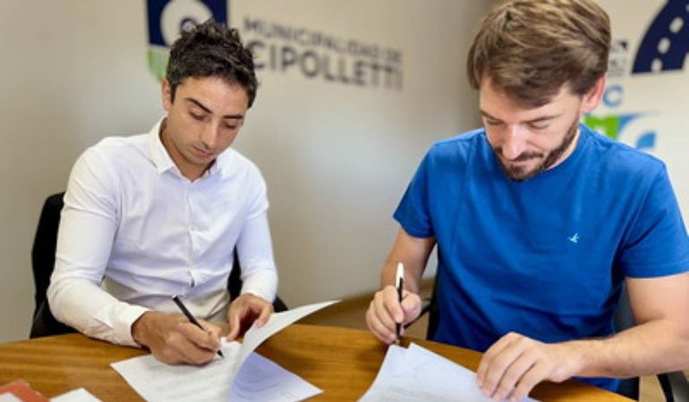 La firma del convenio para la vuelta del tren.