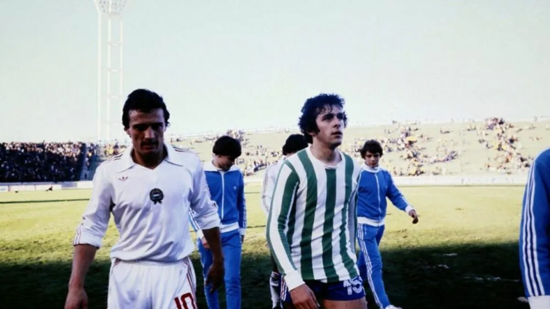 Michel Platini con la camiseta de Kimberley en un partido de primera fase entre Francia y Hungría.
