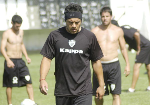 Lalo Porra, en su época de jugador de Cipolletti. Hace rato se retiró en el Rojo neuquino.