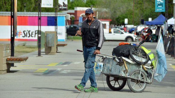 Caminando y con un carro