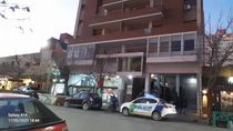 La policía se acercó al lugar del escándalo, donde una mujer amenazo con quitarse la vida. Foto Antonio Spagnuolo.